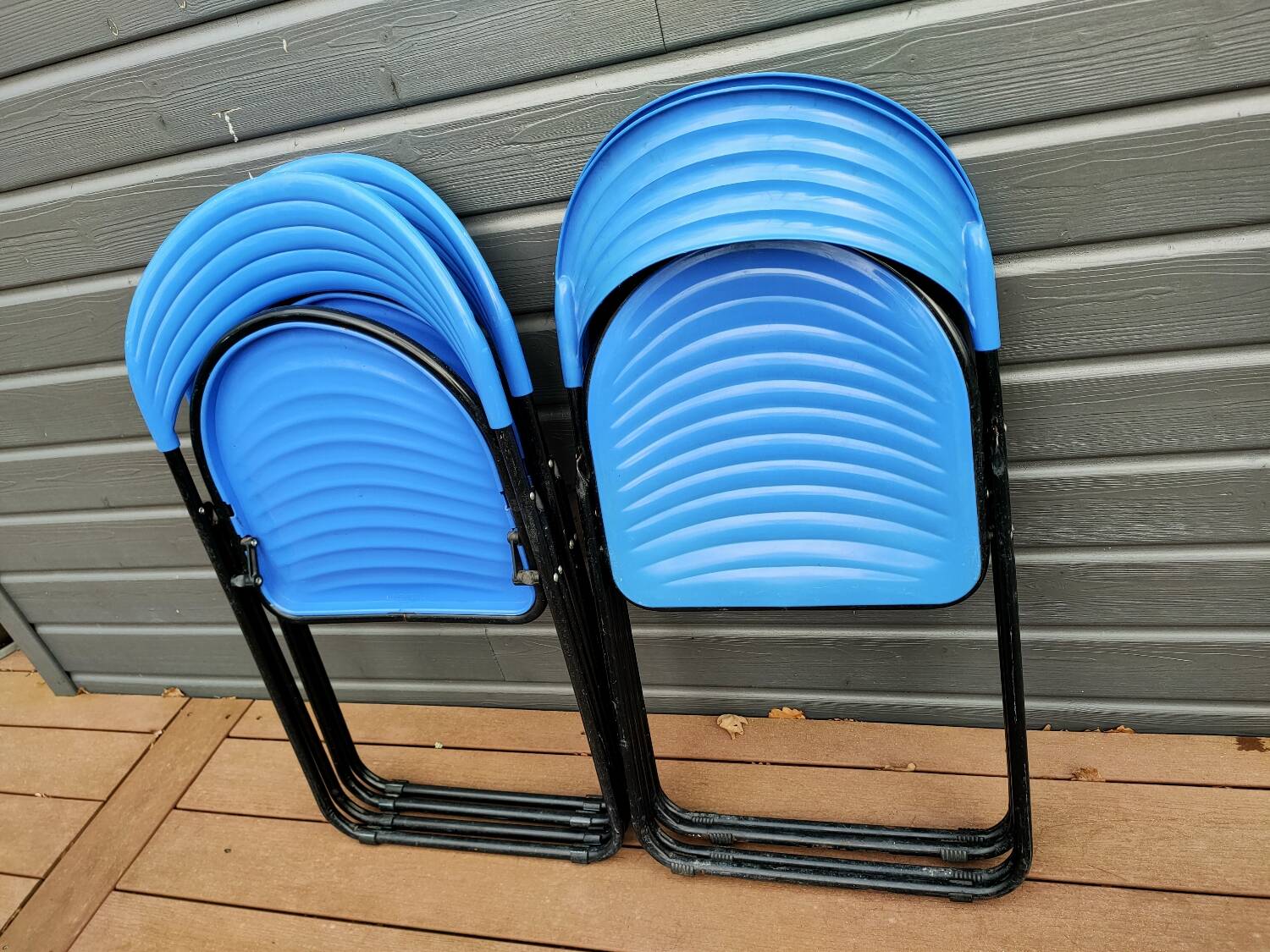 Set of 4 folding metal and plastic chairs