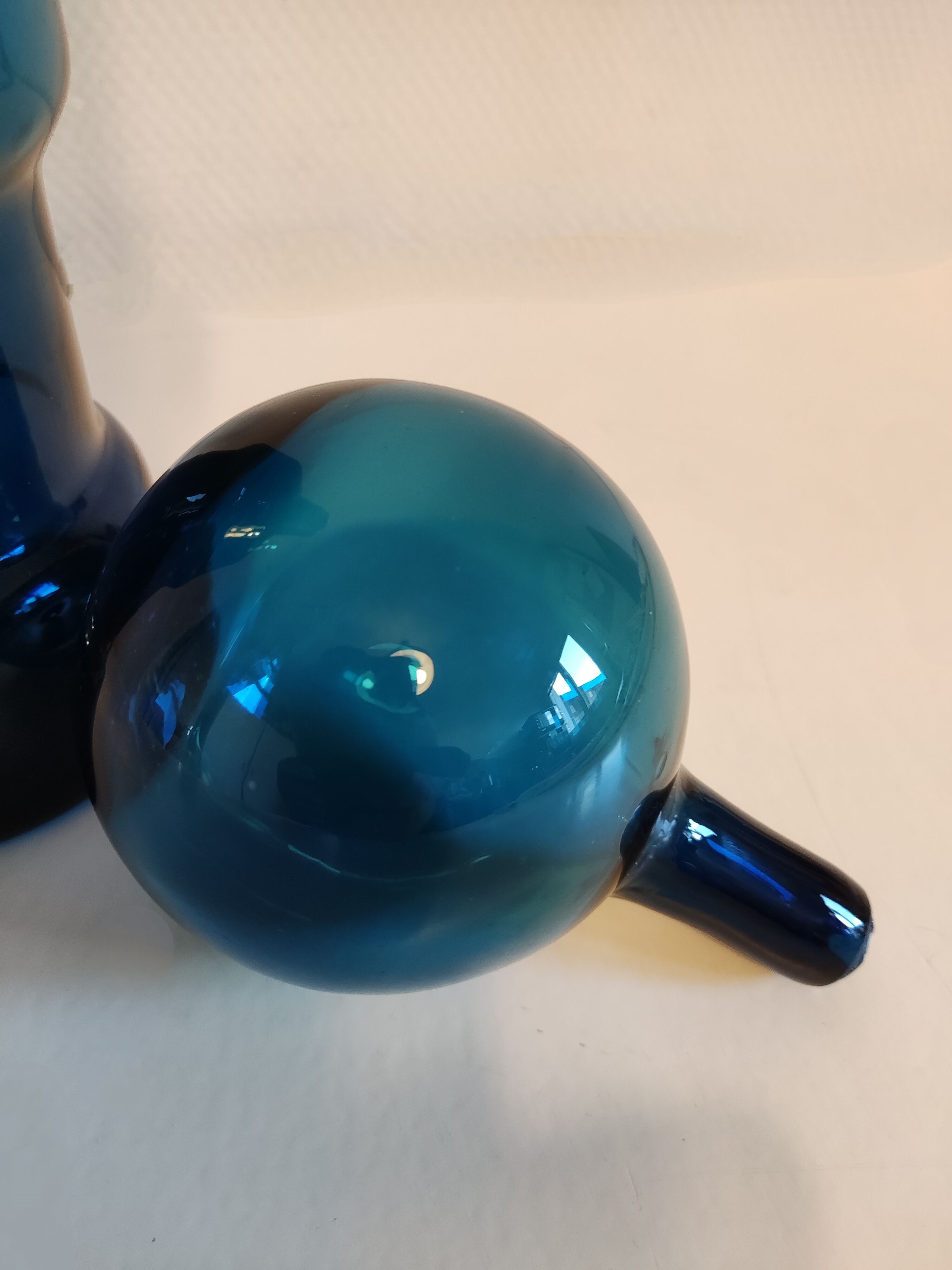 Bouteille en verre bleue