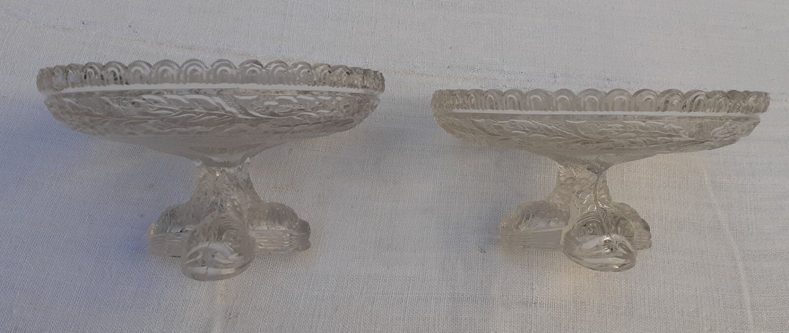 Paire de coupes en verre décor dauphins