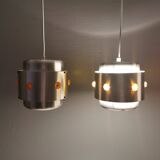 Deux suspensions Space-Age, en aluminium argenté avec prismes orange.