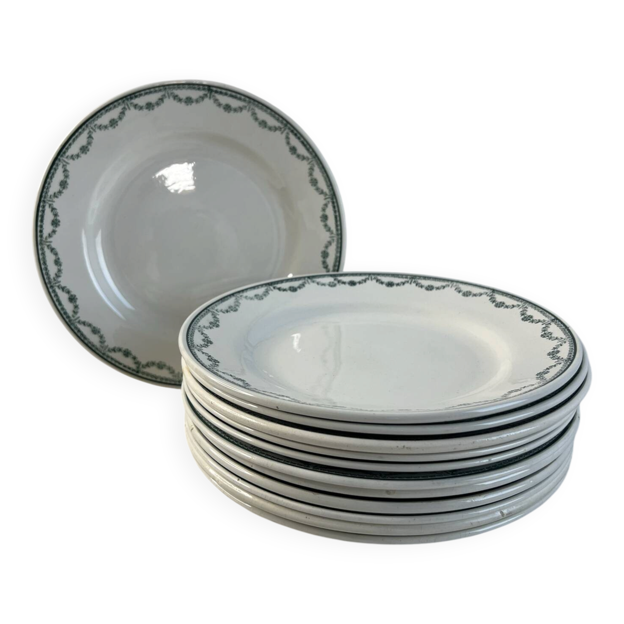 Set of 12 flat plates in Saint Amand earthenware, 22.5cm.