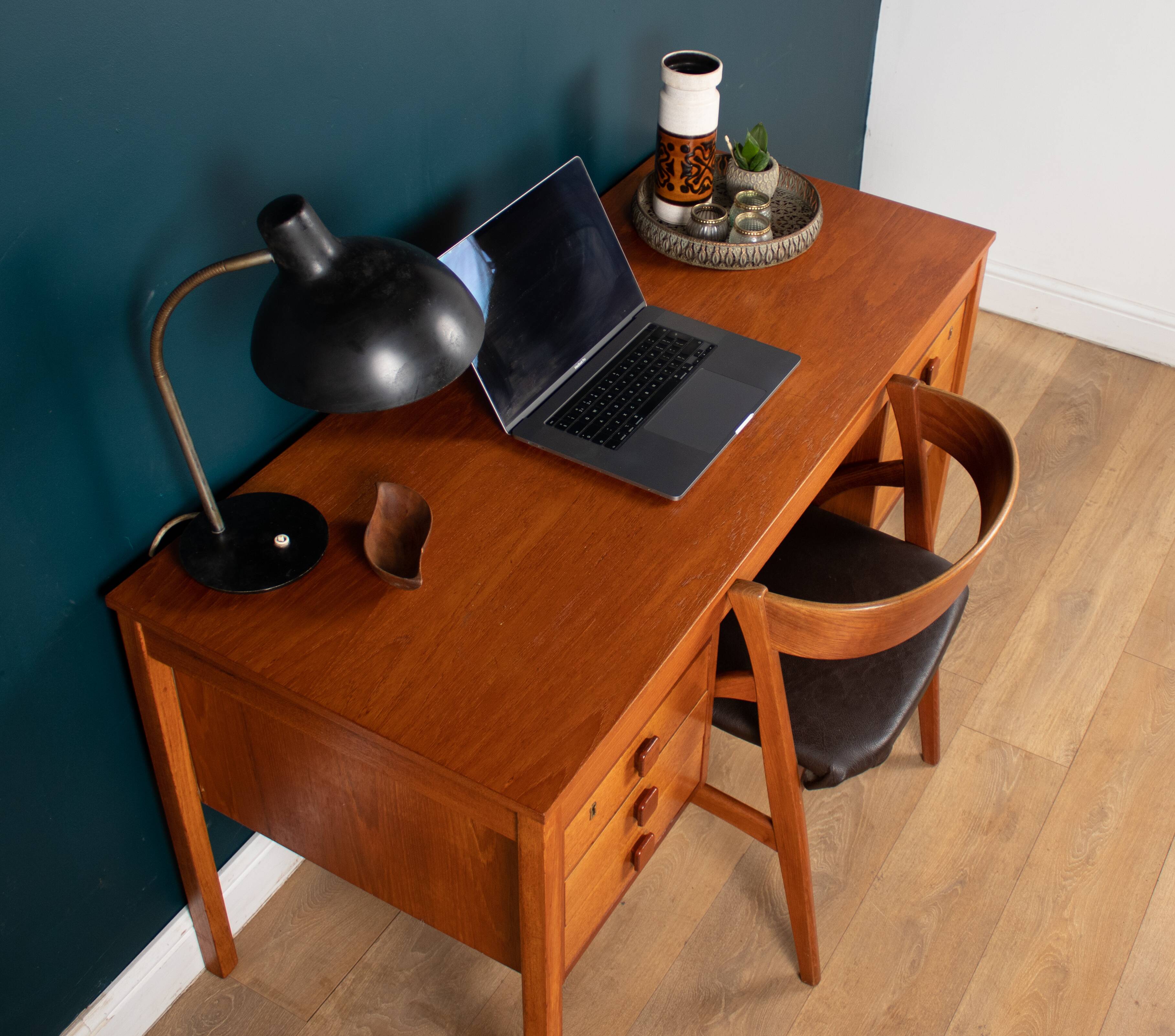 Bureau rétro des années 1960 danois en teak par Domino Mobler