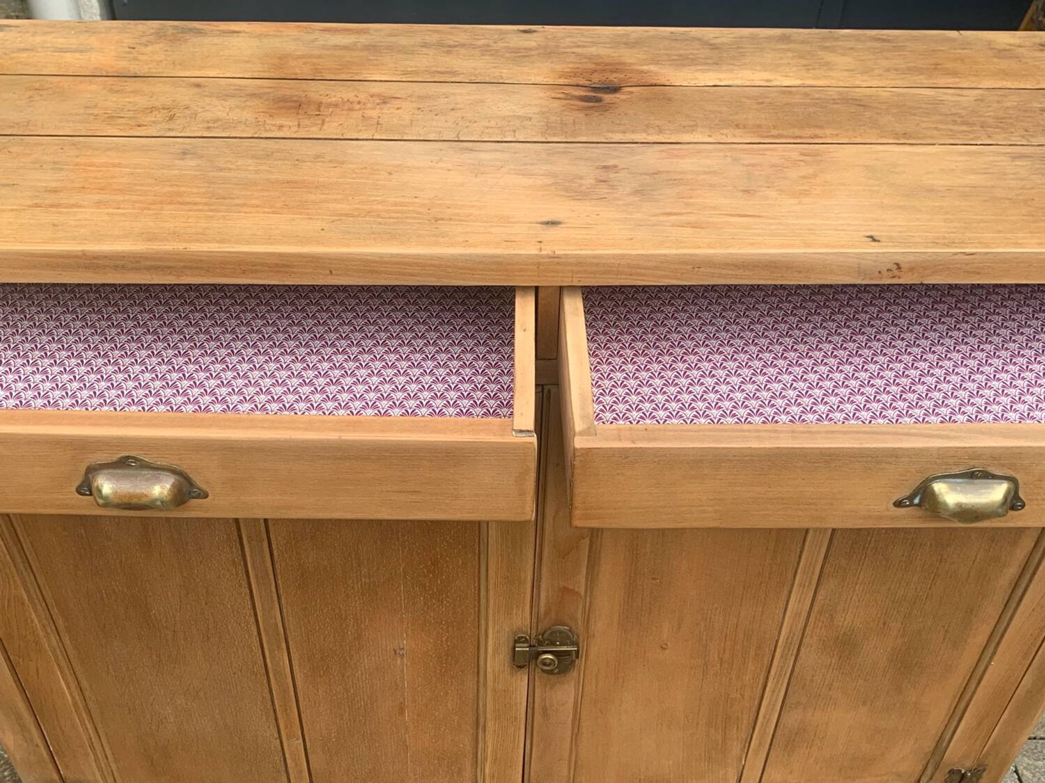 Grand Parisian buffet with billot and butterfly hinges, raw wood, 1930.