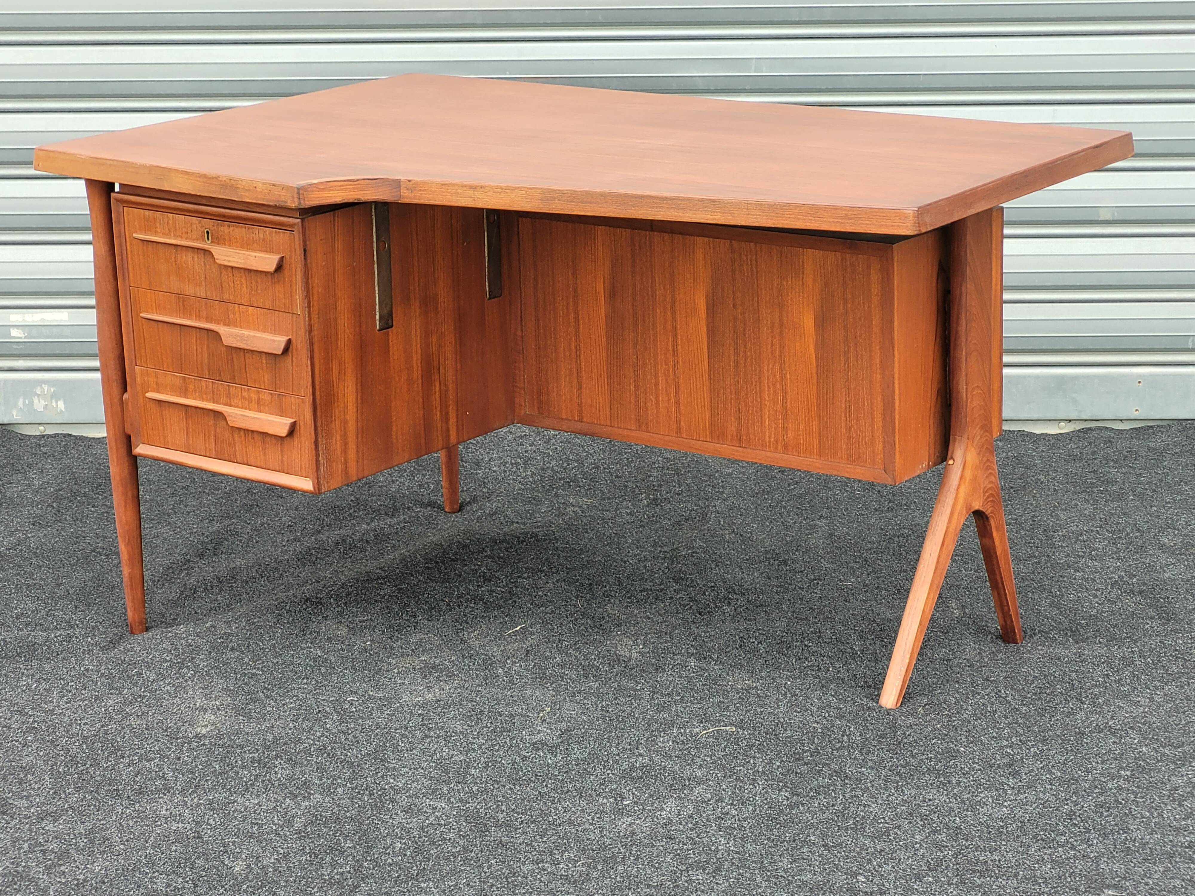 Exceptional Vintage Boomerang desk designed by Jacques Hauville 1960 p