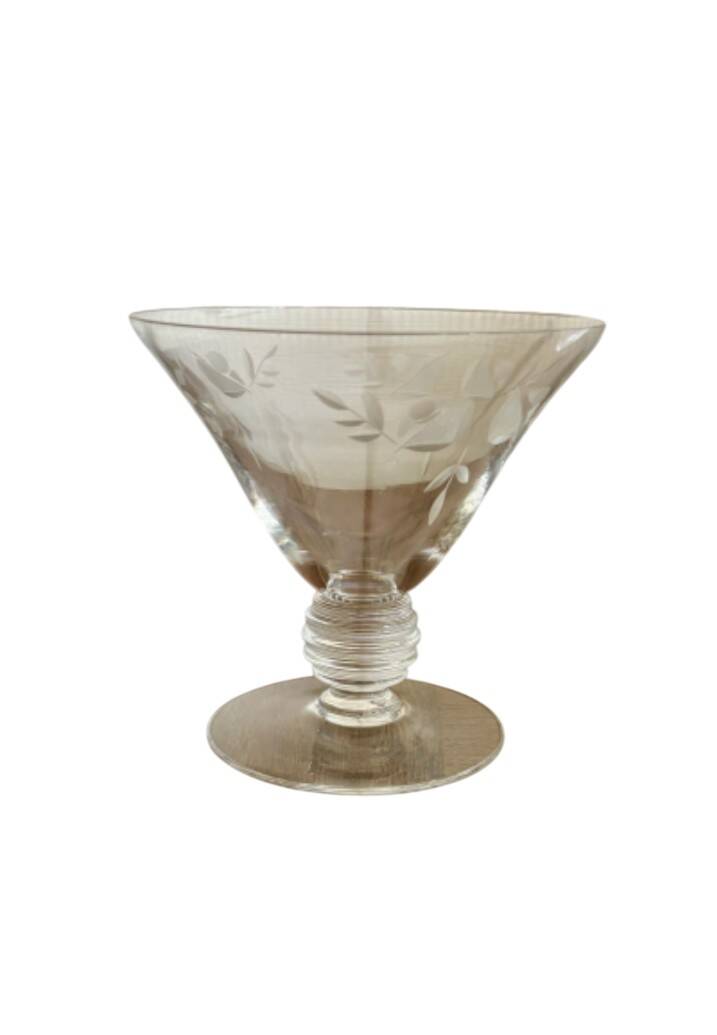 10 beautiful champagne glasses