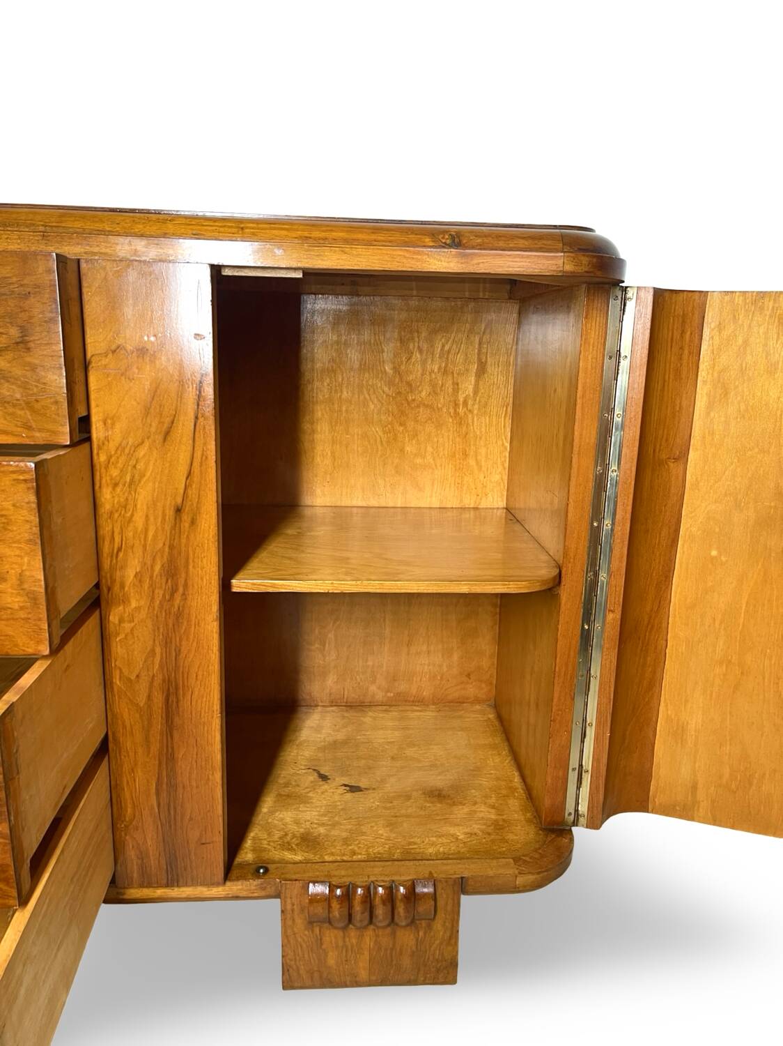 Buffet en noyer Art déco italien, de grande qualité.