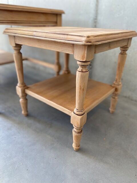 Coffee table double pull-out trays