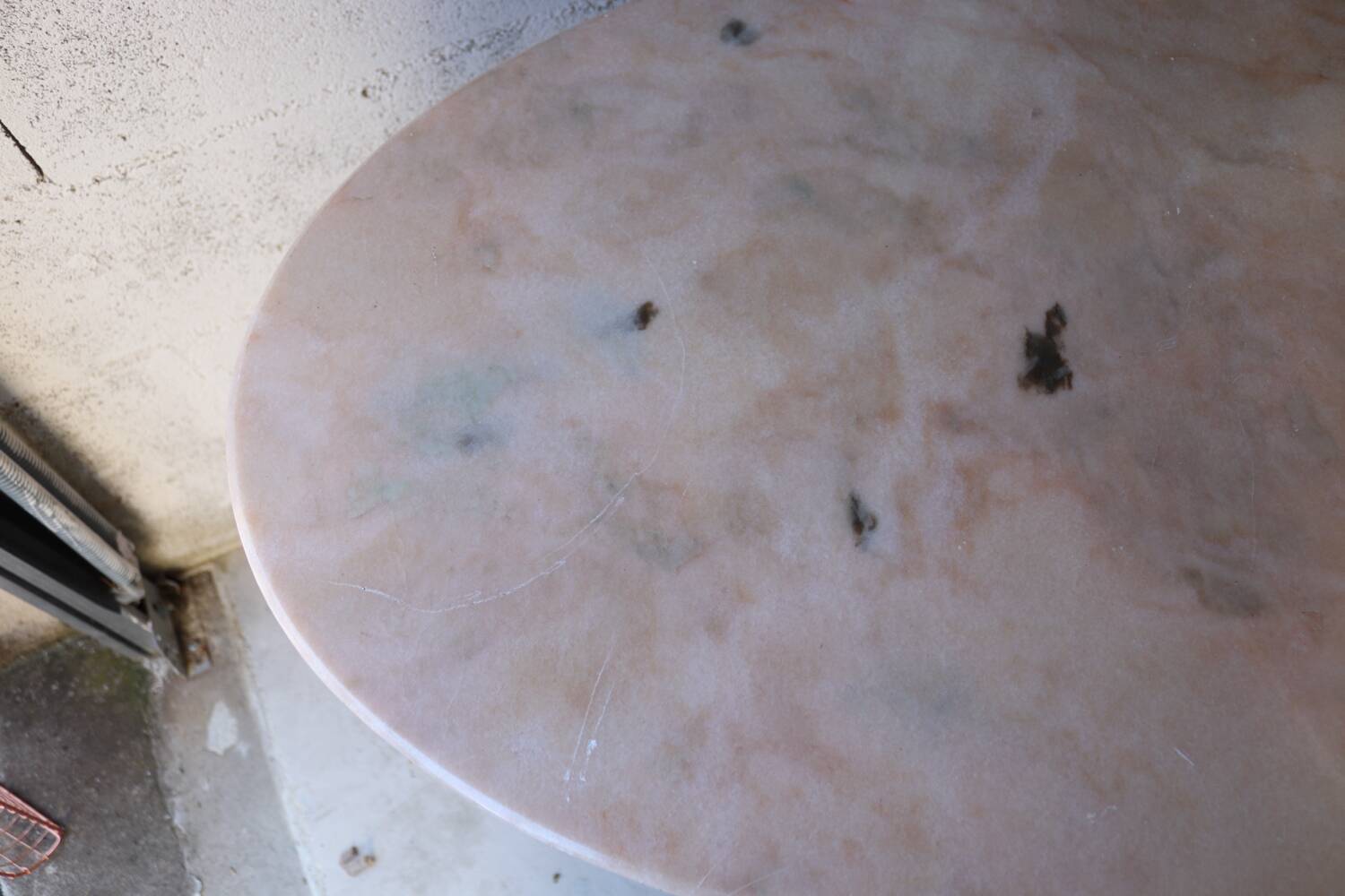 Antique garden table in cast iron and pink marble.