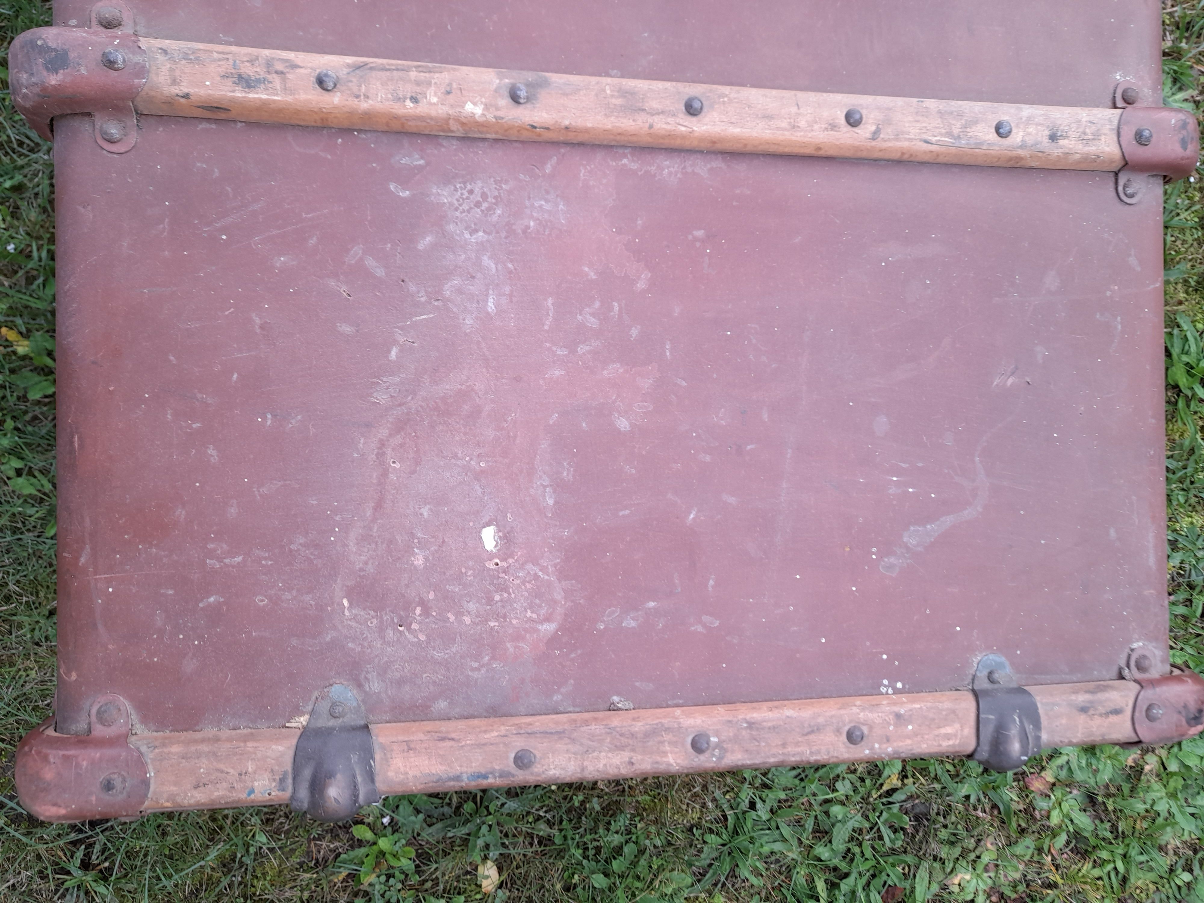 Old mail trunk in zinc
