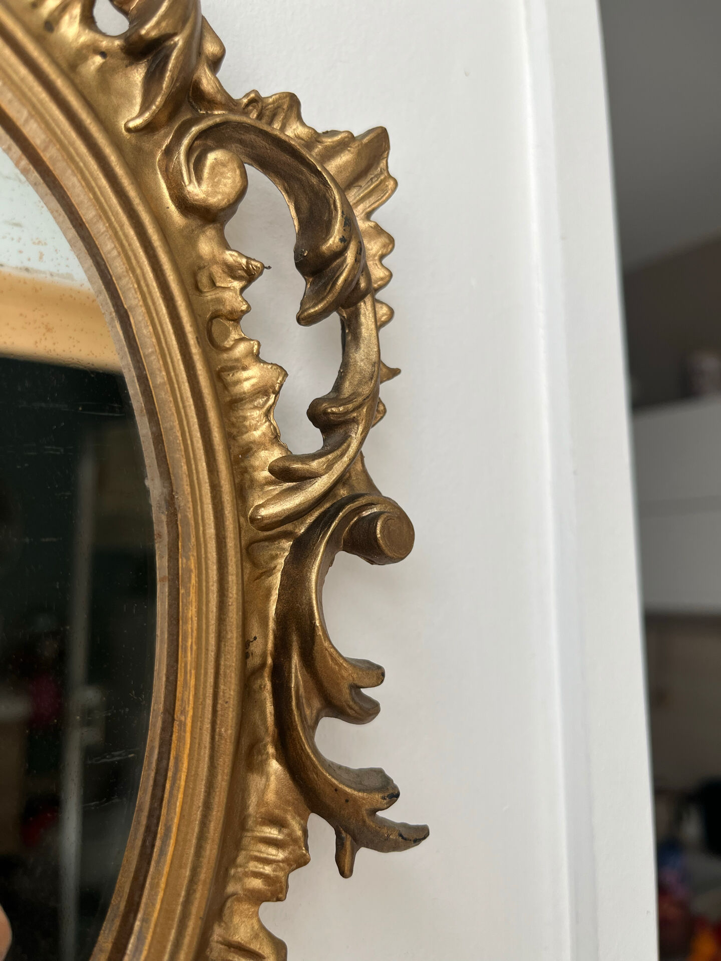 Petit miroir ovale signé Tallandier en laiton doré style Rococo – 30x2