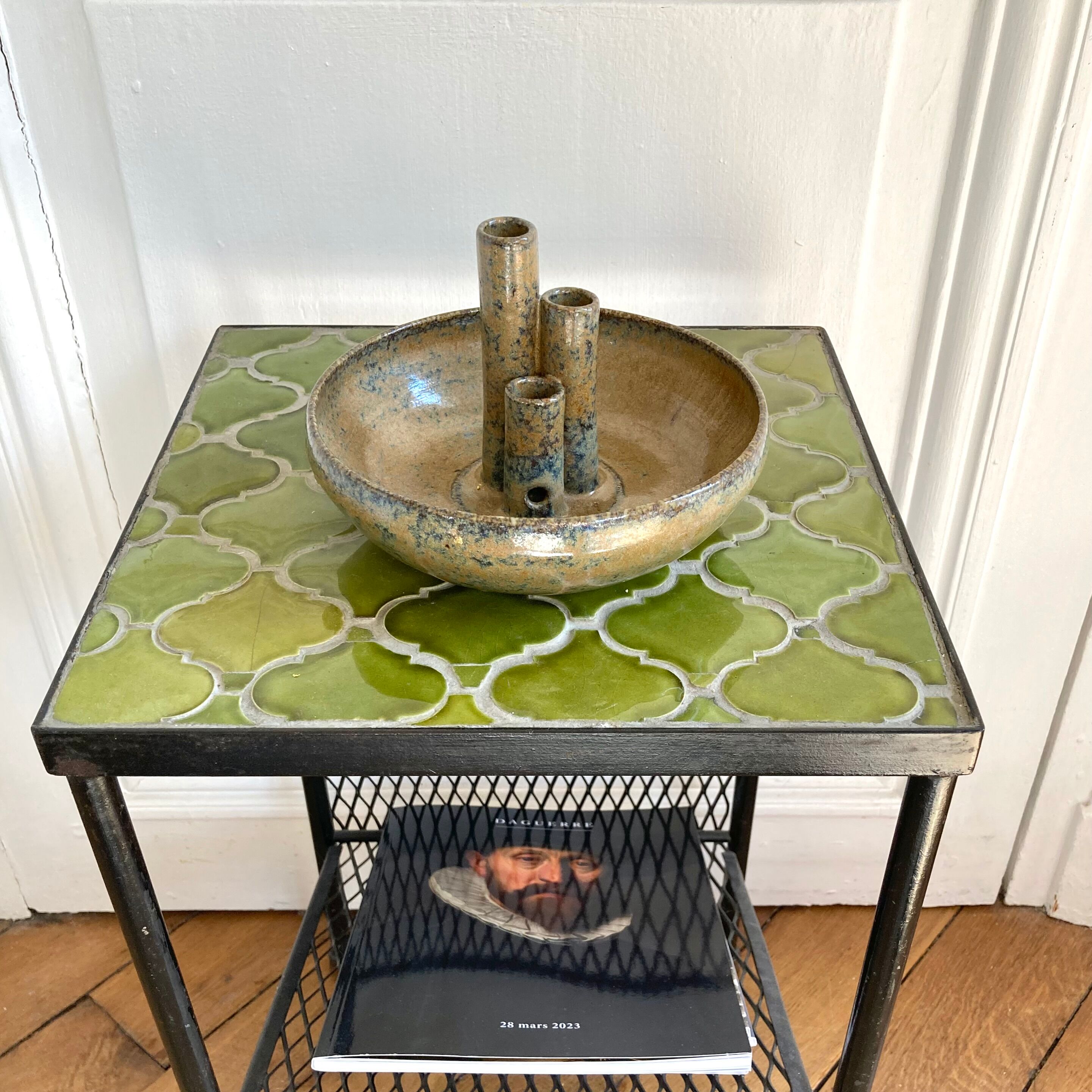 Pique vase flowers with sandstone cup