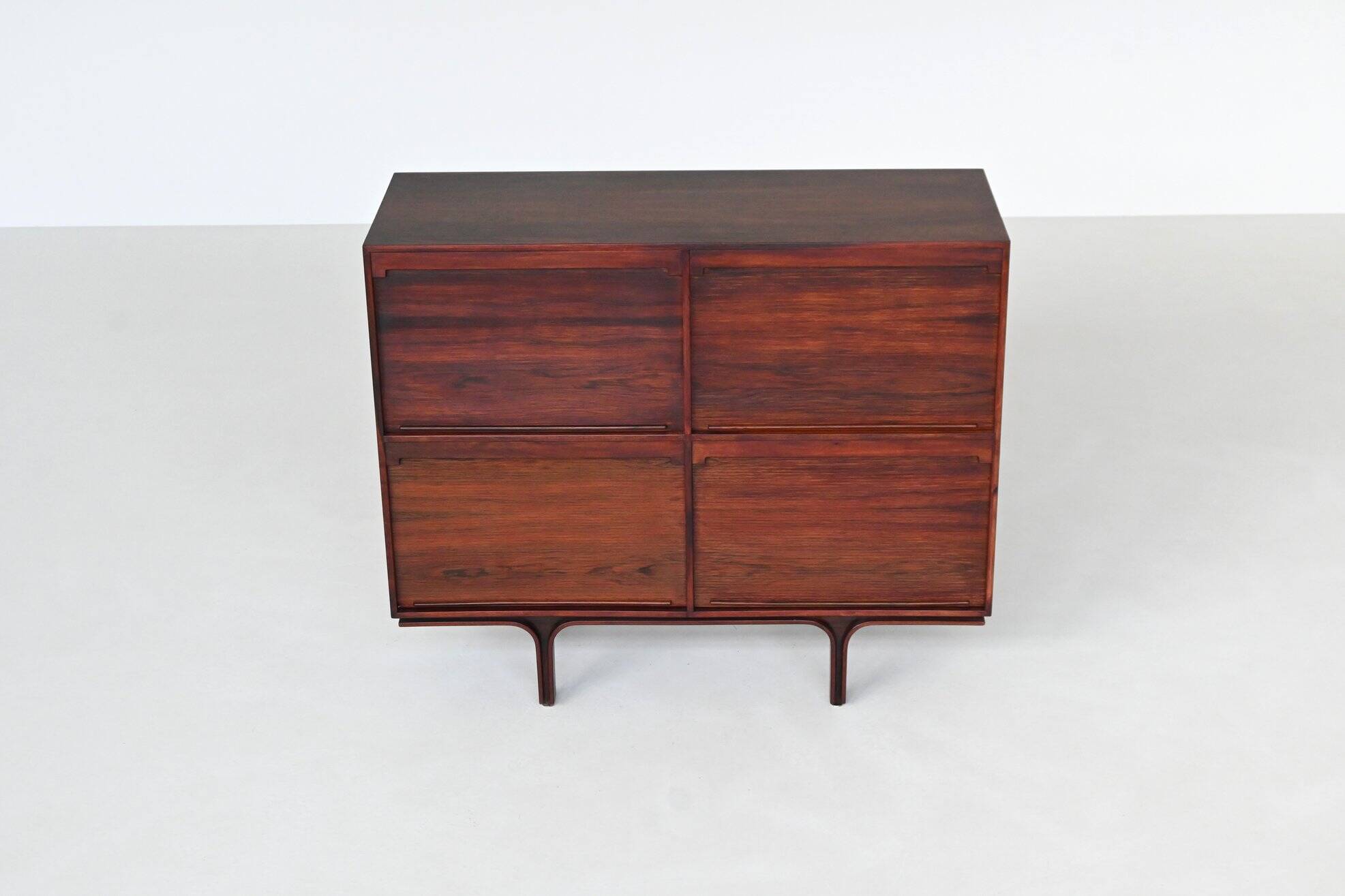 Meuble Gianfranco Frattini modèle 504 en palissandre Bernini Italie 1960