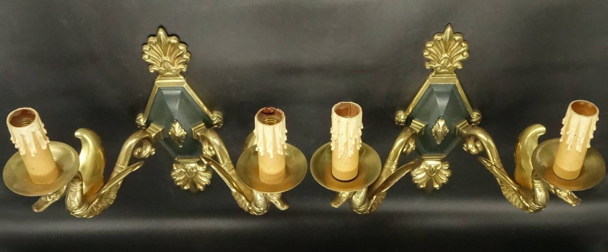 Pair of Empire style wall sconces with swans by Petitot - bronze & green patina