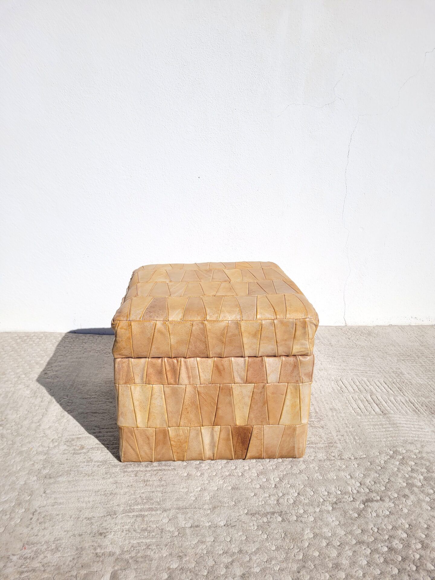 Pouf coffre façon en patchwork de cuir beige de Sede