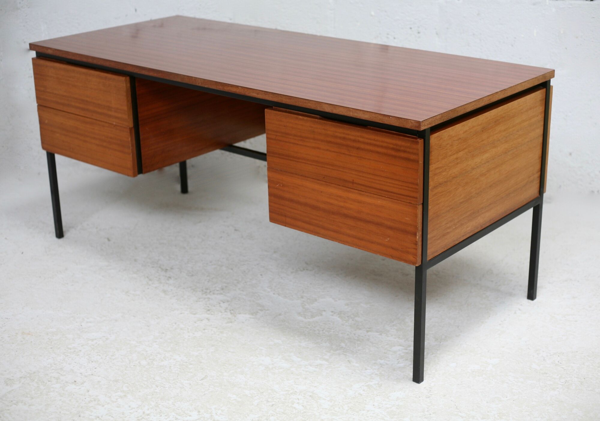 Desk 620 by Pierre guariche, Huchers Minvielle, France, circa 1955
