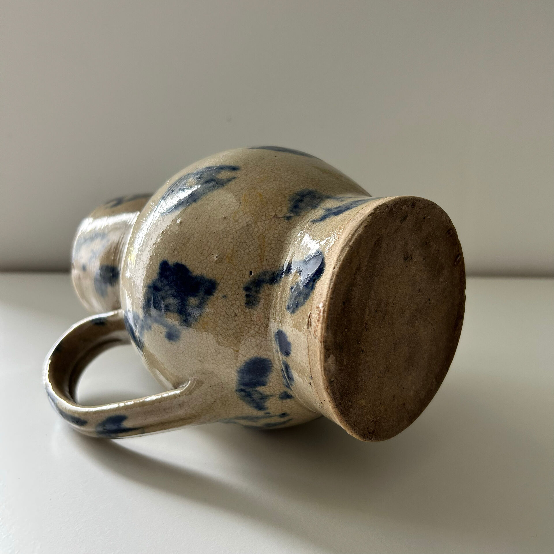 Pichet décor taches bleues