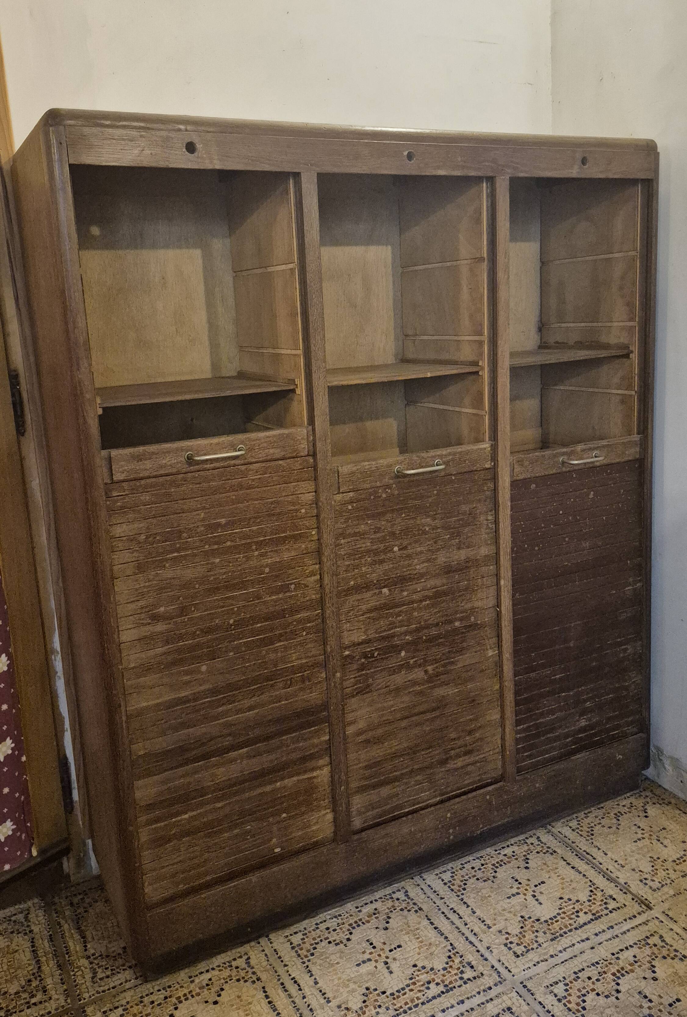 Beau meuble classeur ancien en bois, composé de 3 compartiments avec