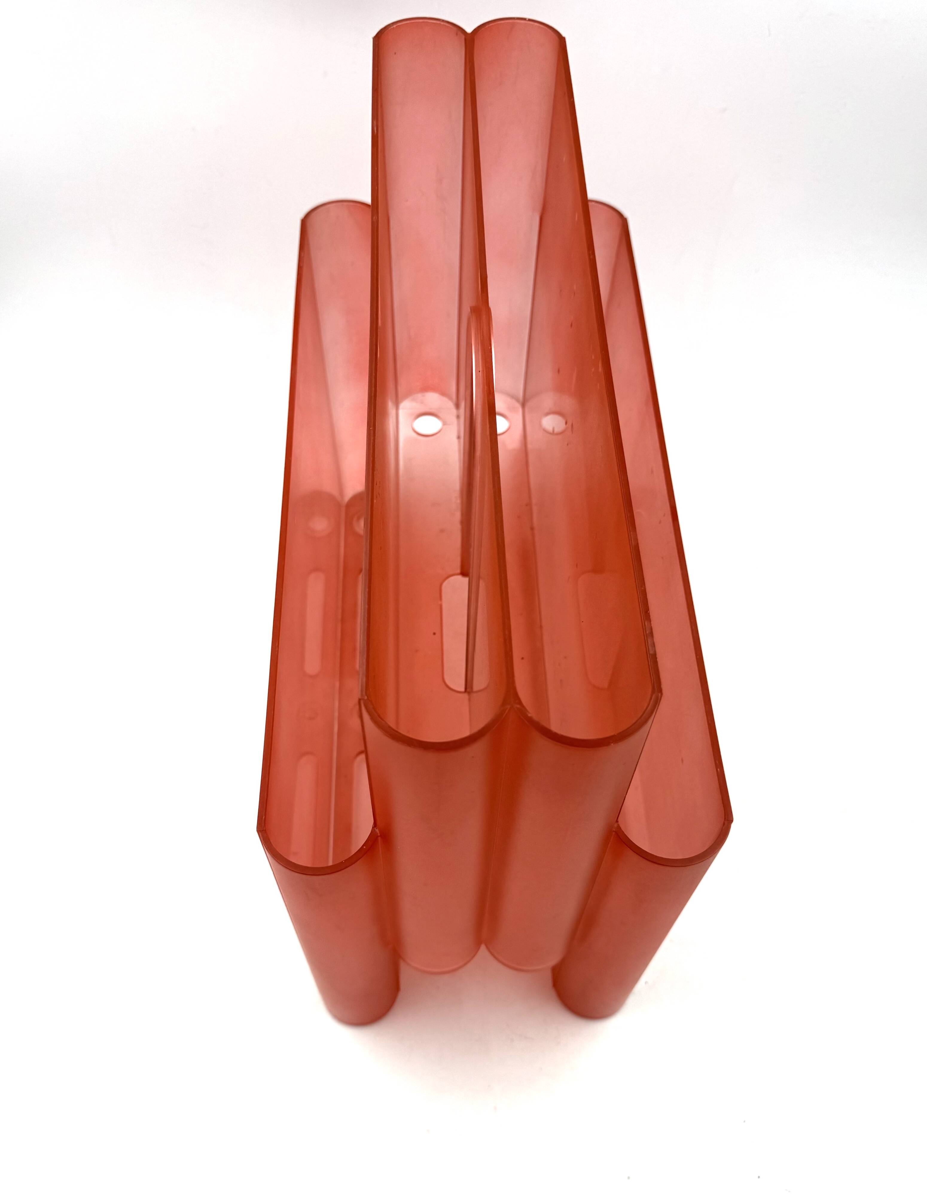 Space age pink plastic magazine rack, Giotto Stoppino, Kartell 1970s