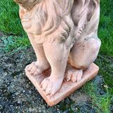Paire de lion de jardin en terre cuite ancien