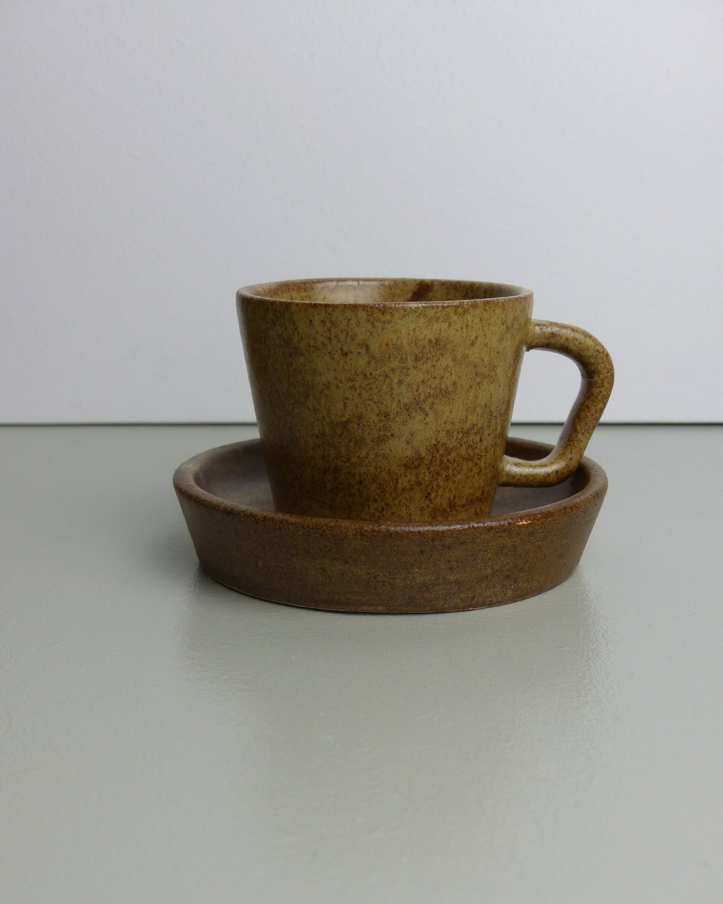 Set of 6 cups in sandstone with saucers