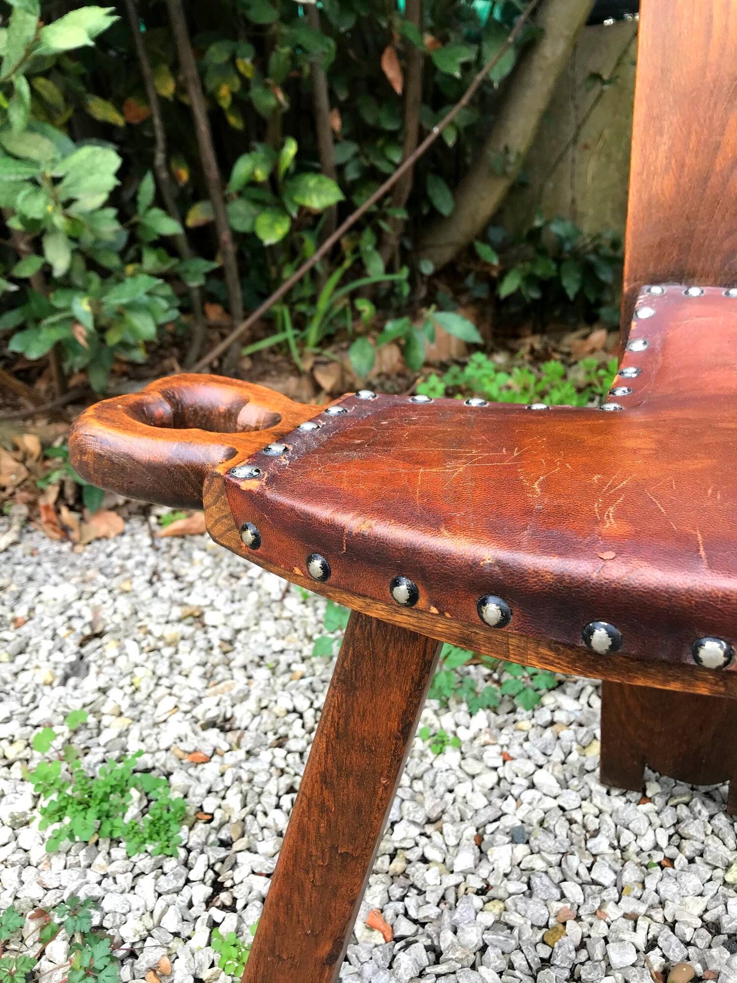 Chaise vintage tripode en bois et cuir années 60