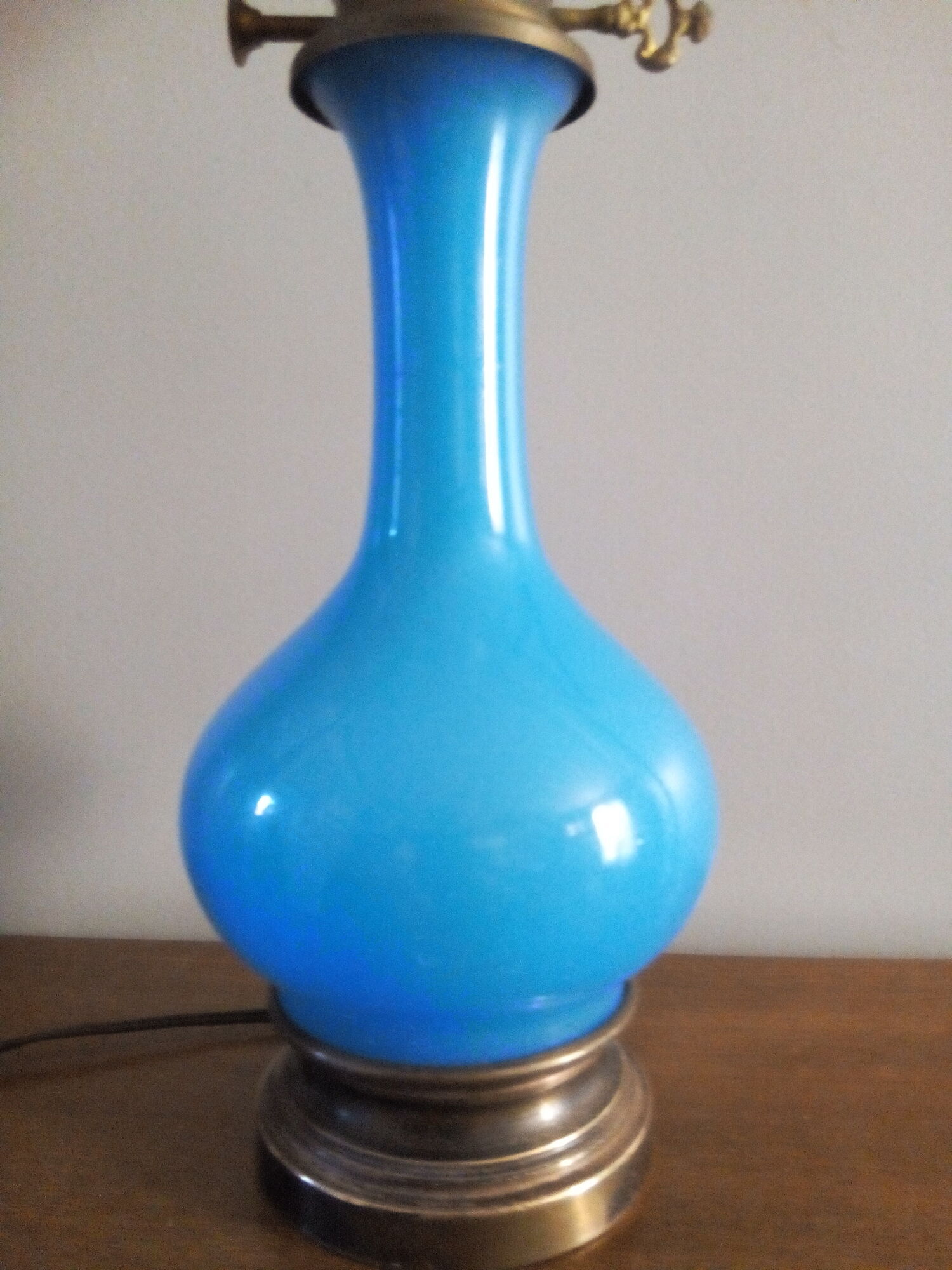 Lampe à pétrole en verre opalescent bleu, électrifiée