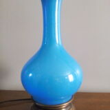 Lampe à pétrole en verre opalescent bleu, électrifiée