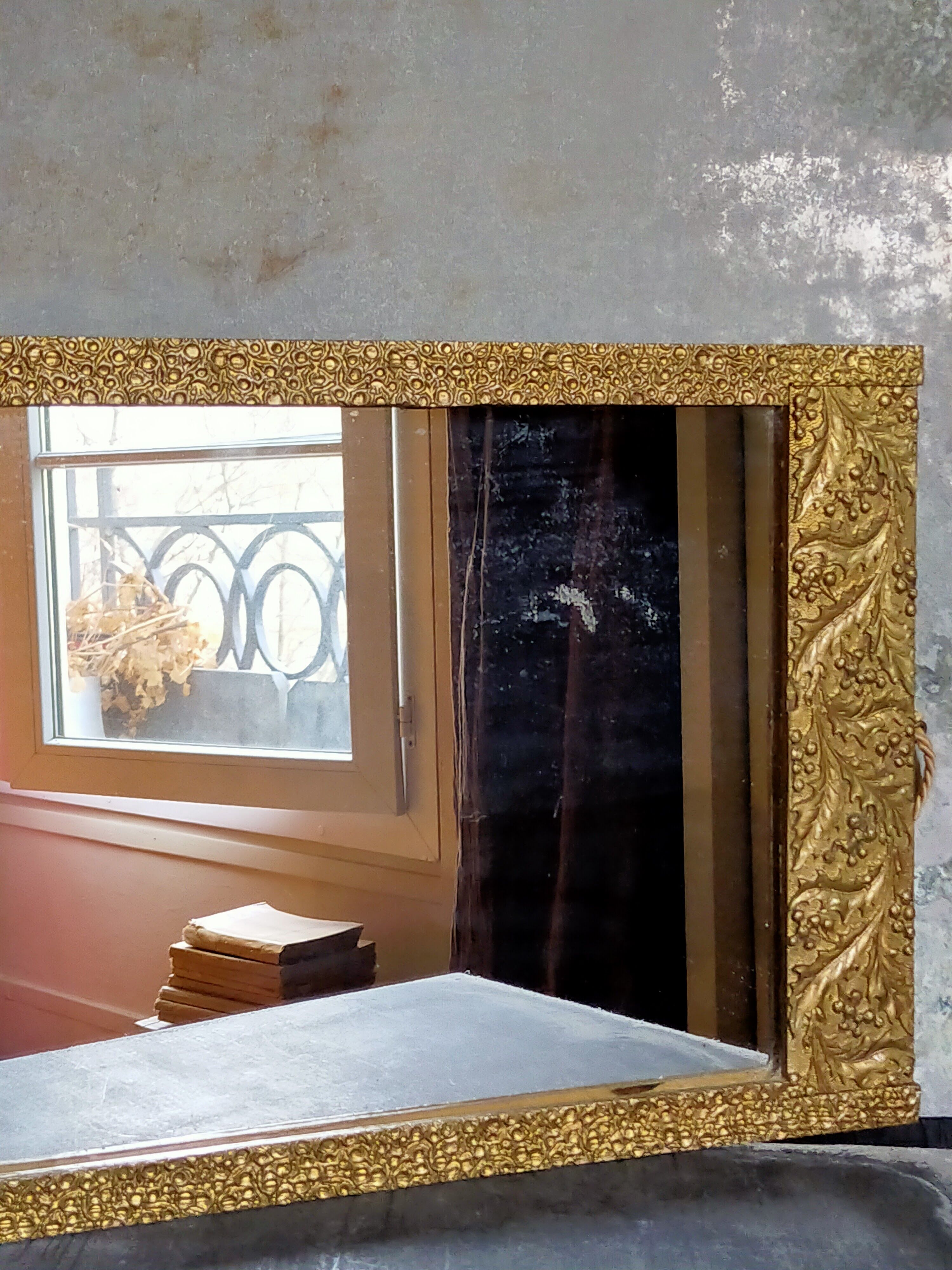 Art-deco gold mirror with vegetal décor  52x31cm