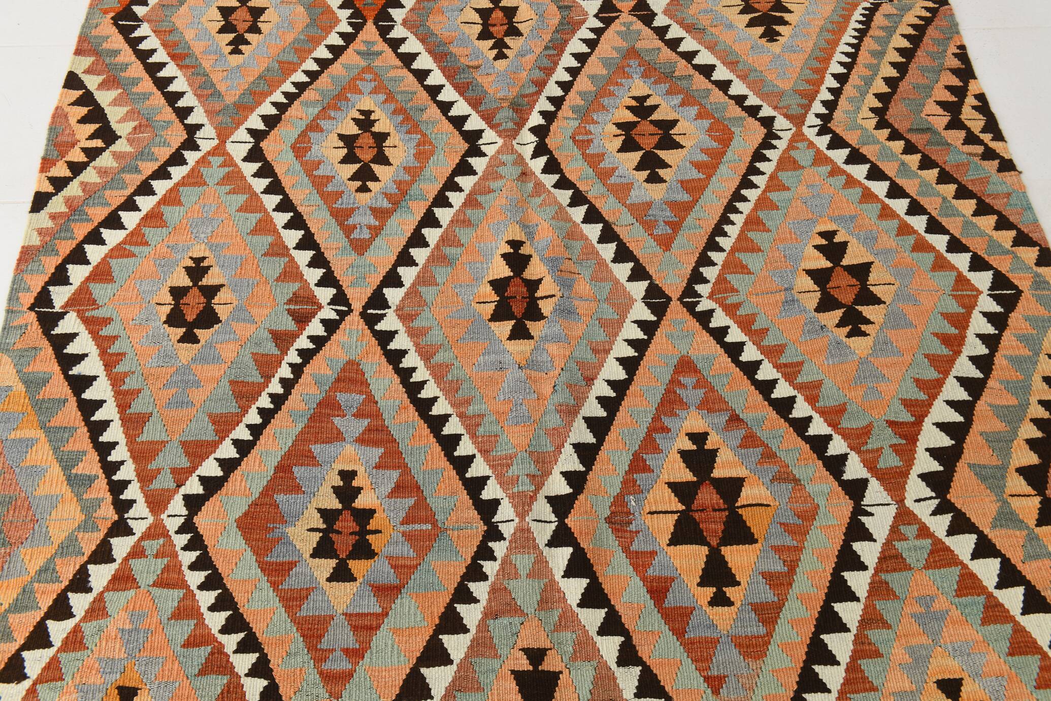 Grand kilim vintage motifs géométriques, tons terre et bleu pastel