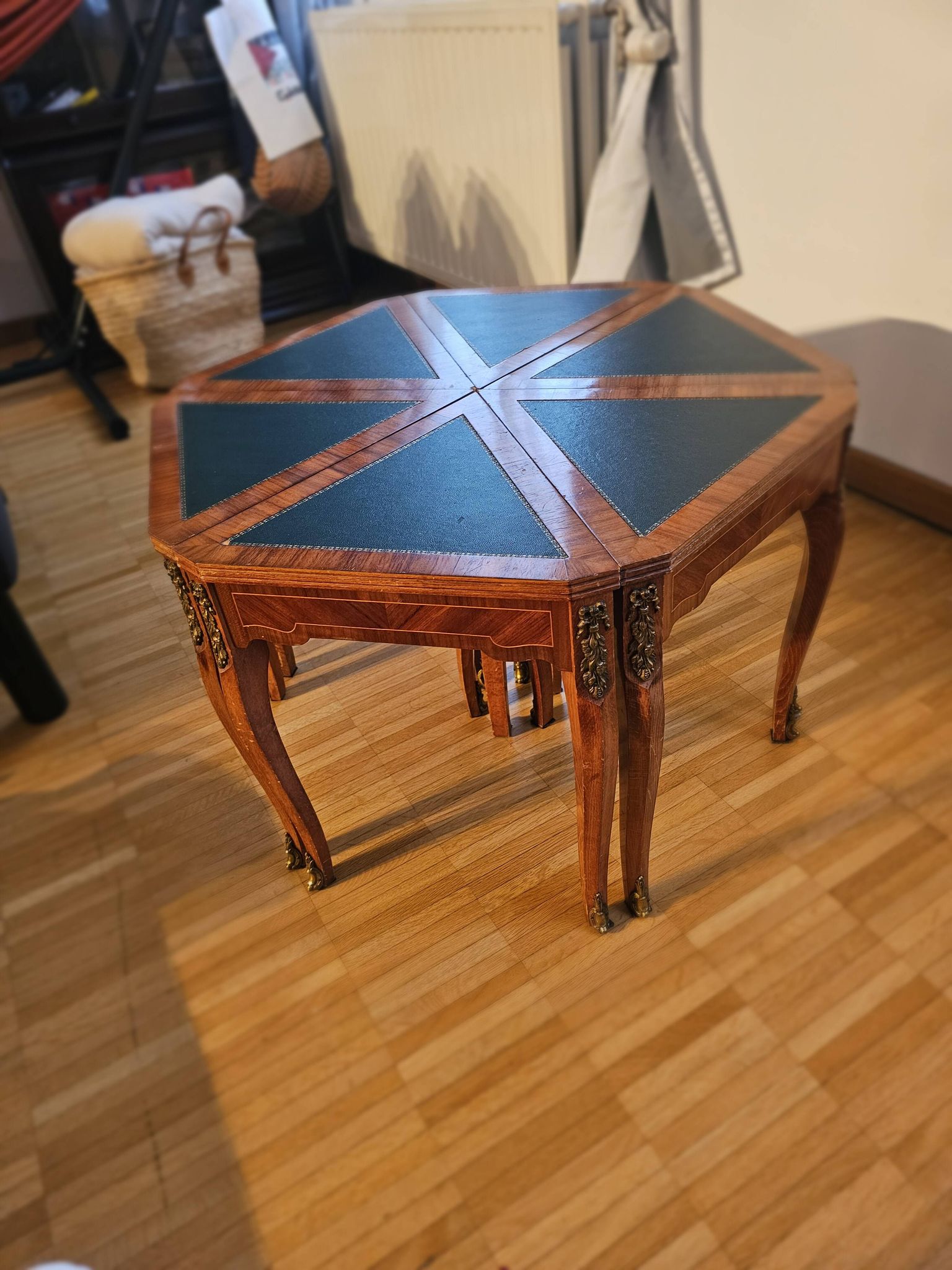 Coffee table divisible into 6 parts, very practical.