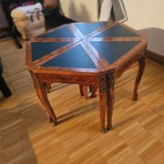 Coffee table divisible into 6 parts, very practical.