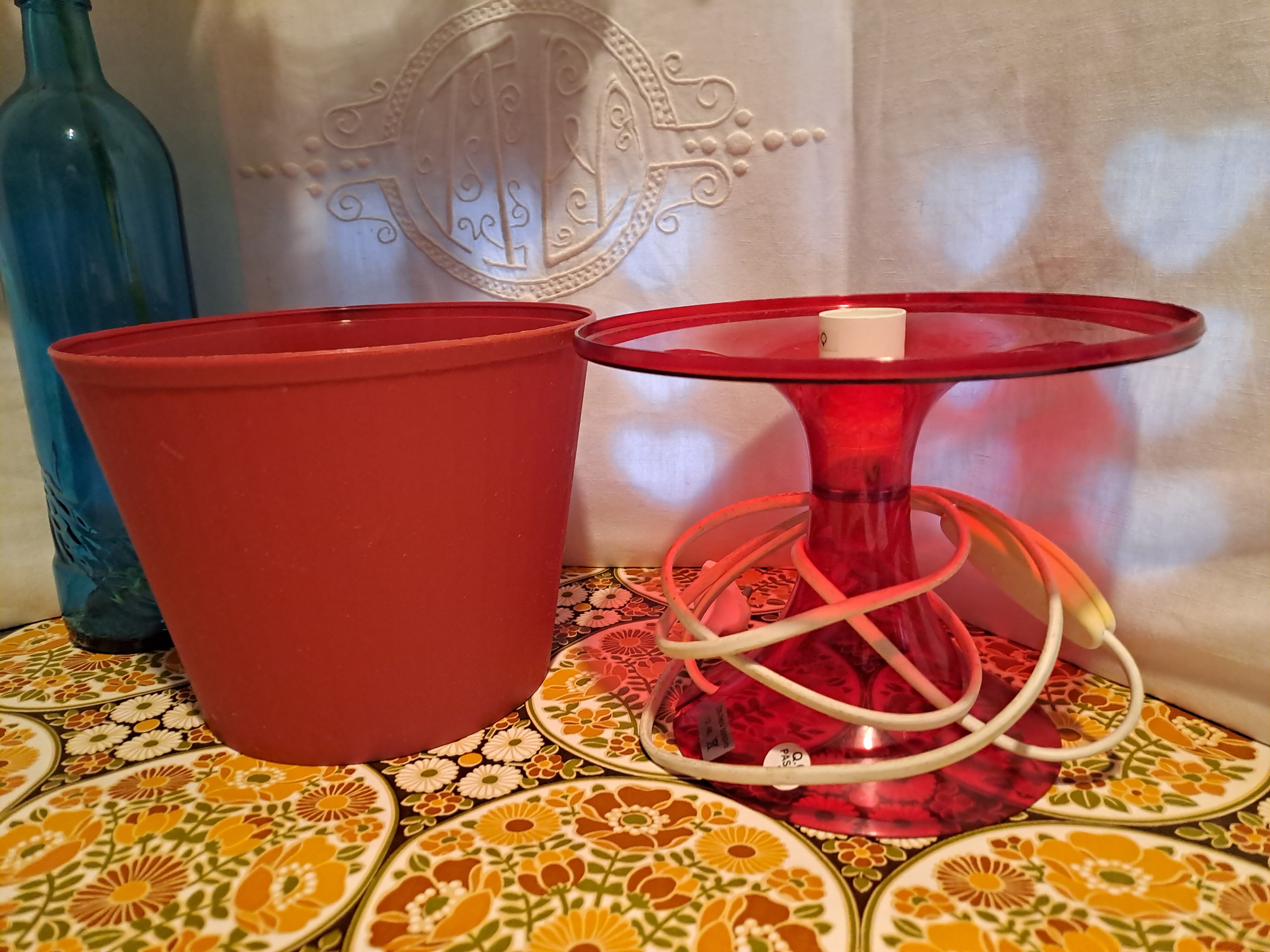 Red bedside lamp Ikea sweden 90 model lampan style 70 years POP