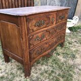 Commode Louis XV d’époque en noyer massif.