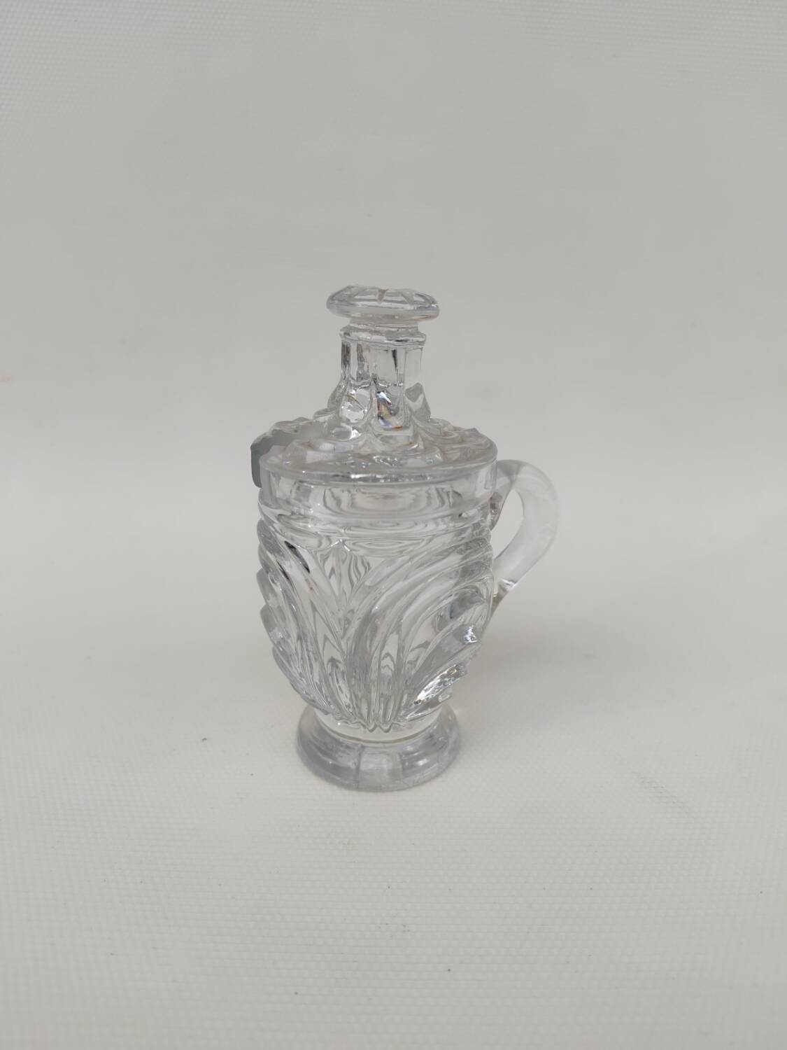 Moulded crystal mustard pot, first part of the 20th century.