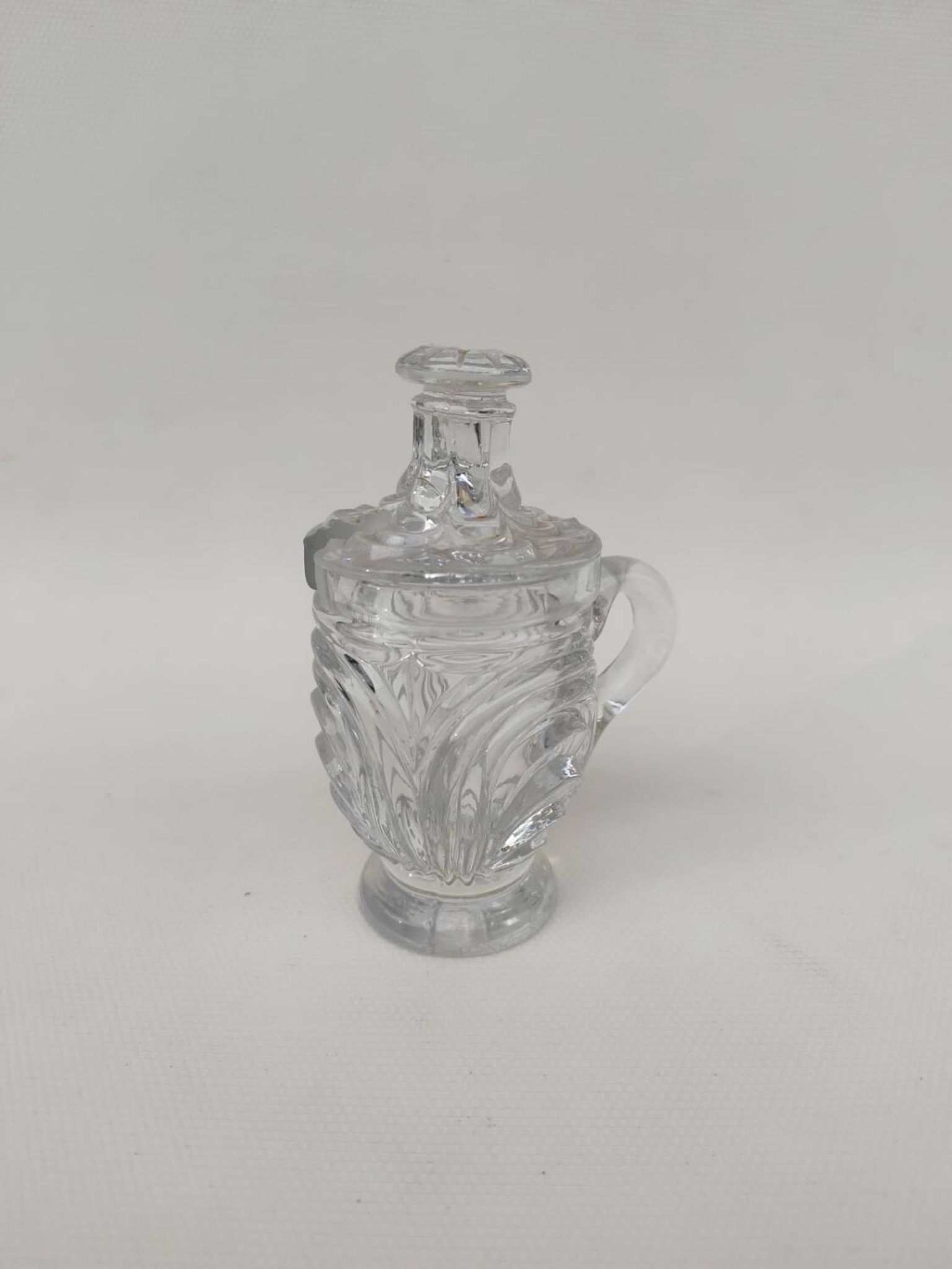 Moulded crystal mustard pot, first part of the 20th century.