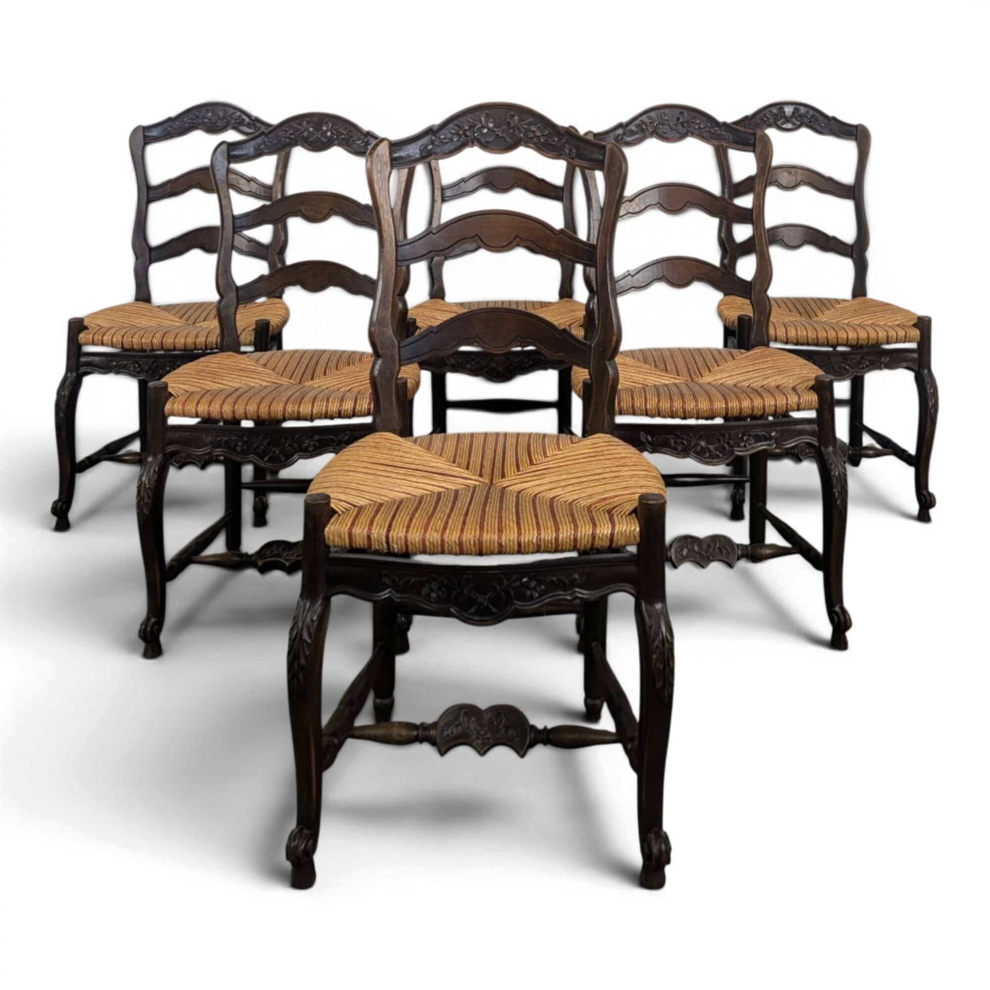 Série de 6 larges chaises de style Provençal en Noyer sculté