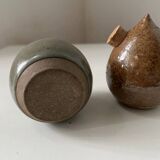 Paire de salière poivrière en grès forme ronde vintage