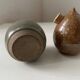 Paire de salière poivrière en grès forme ronde vintage