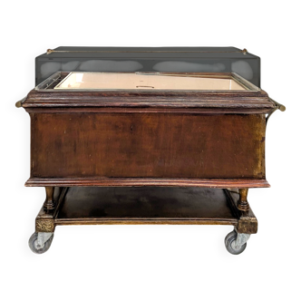 Cheese serving trolley in wood and plexiglass