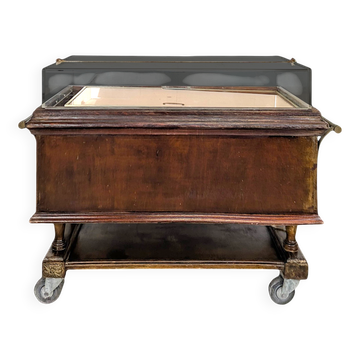 Cheese serving trolley in wood and plexiglass