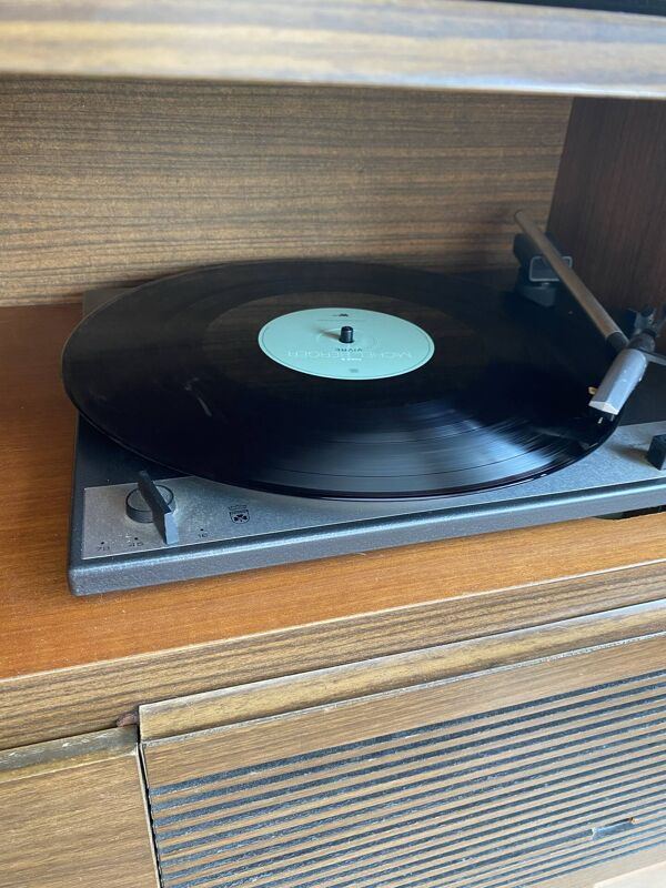 Meuble hi-fi vintage Grundig années 60/70 – radio & platine vinyle int