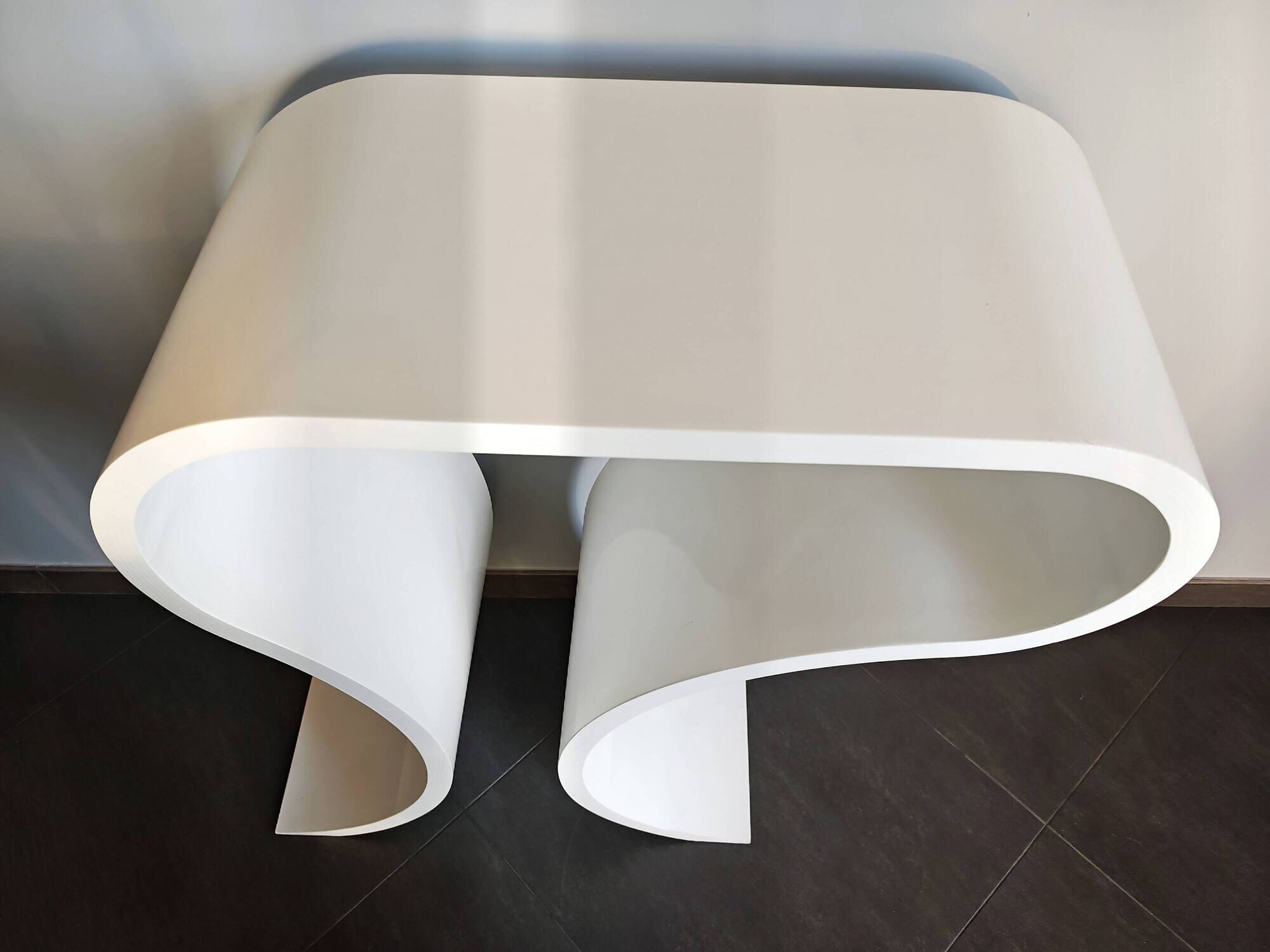 Console blanche laquée, forme ruban courbé