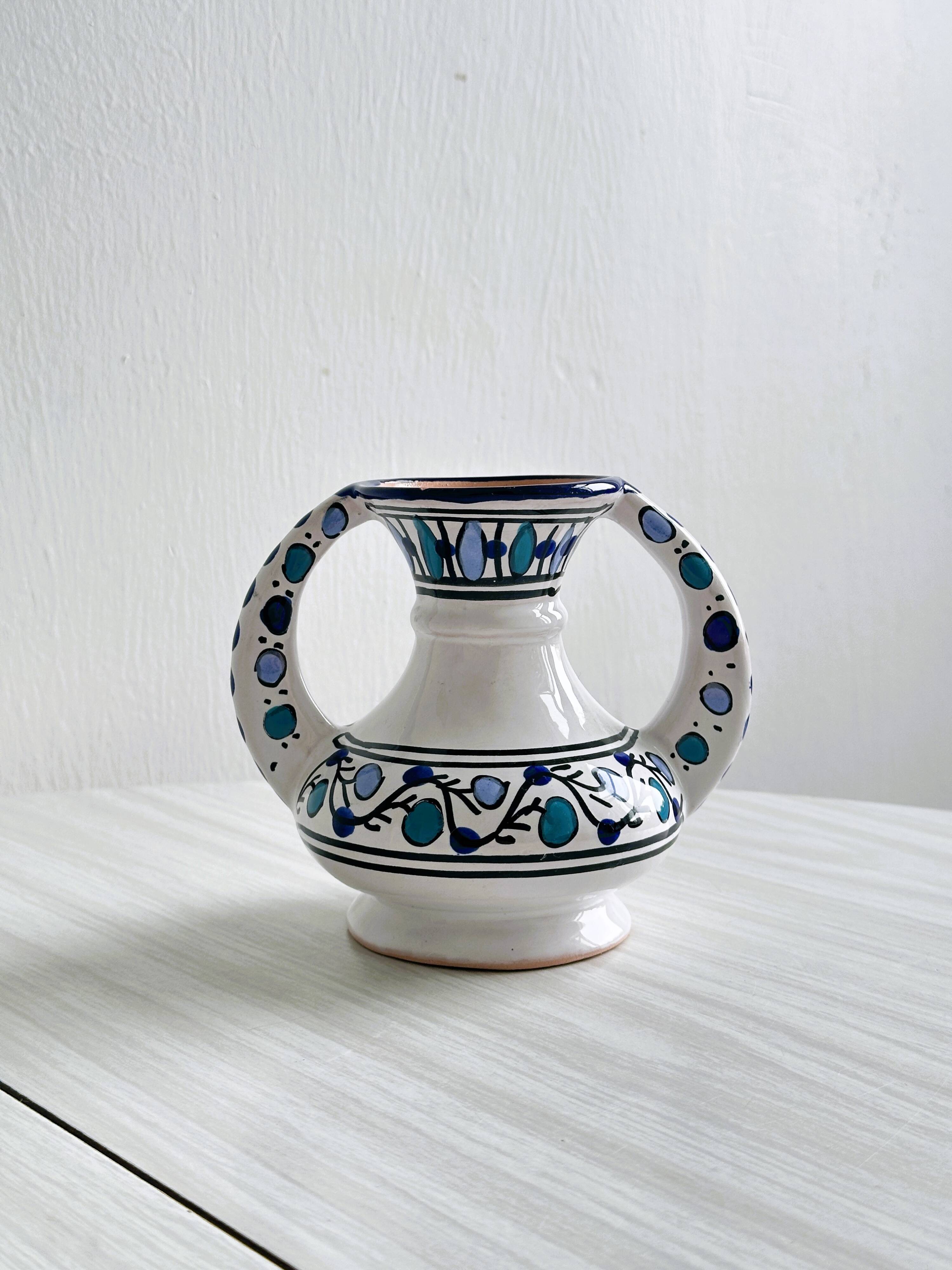 Petit vase peint à la main style Maghrébin.