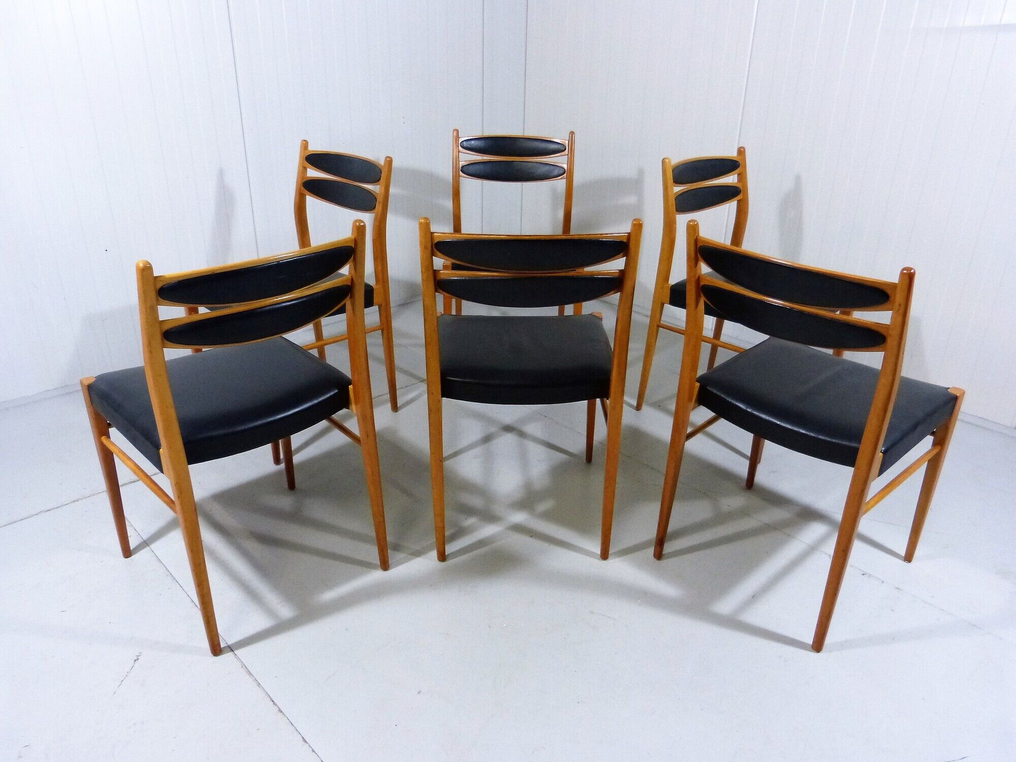 Set of 6 dining chairs in beech & black leather 1960’s