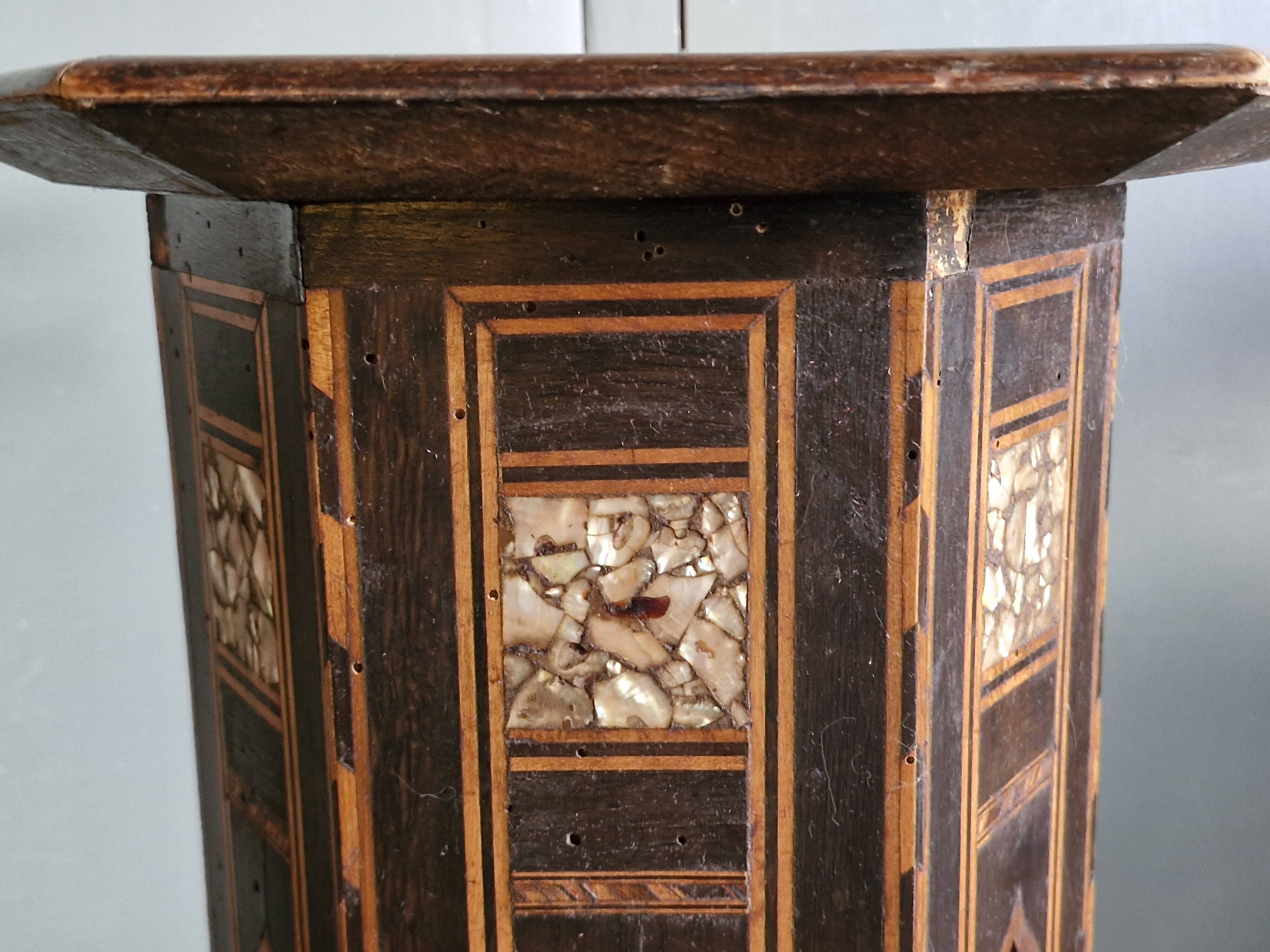 Antique octagonal table with mother-of-pearl inlays - Syria or Egypt