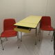 Table en formica et deux chaises