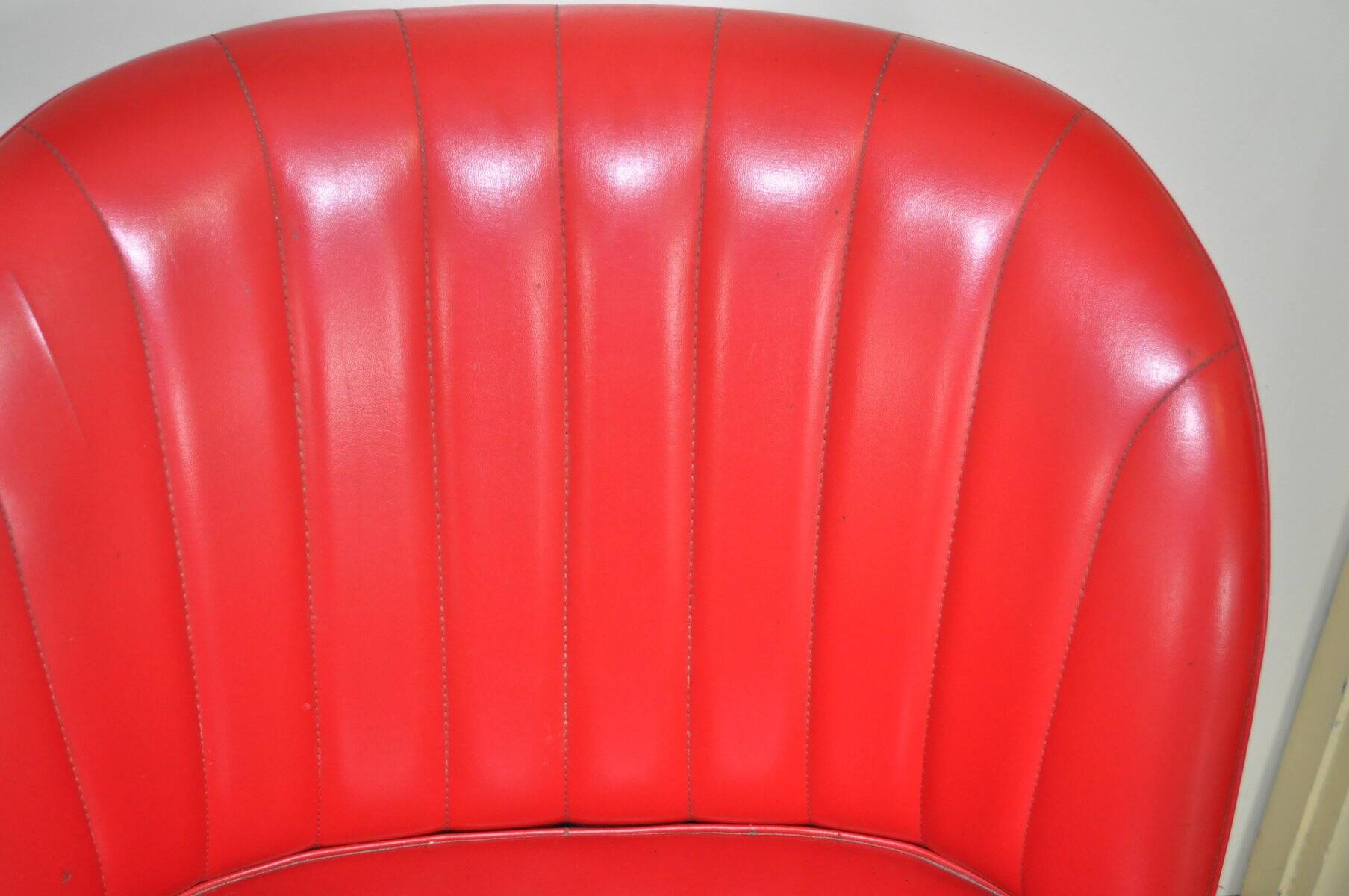 Chaise pivotante vintage skaï rouge et métal, années 50, style bureau industriel