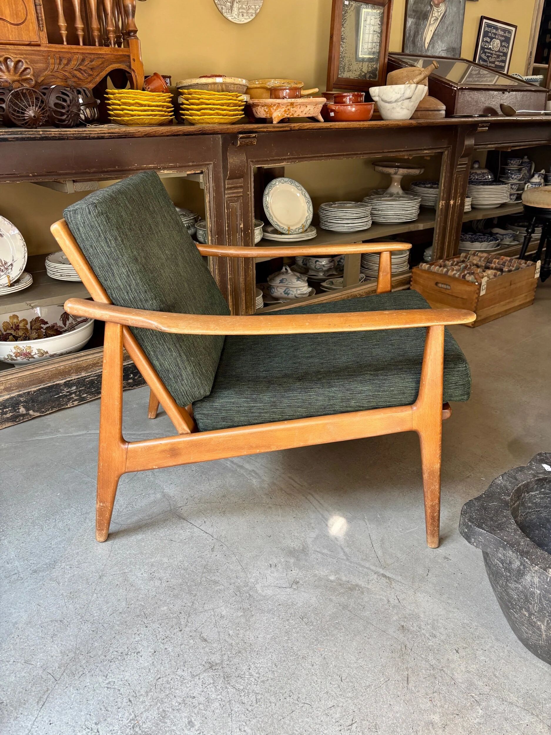 Fauteuil de style scandinave en bois clair et tissu vert foncé, vers 1960