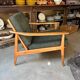 Fauteuil de style scandinave en bois clair et tissu vert foncé, vers 1960