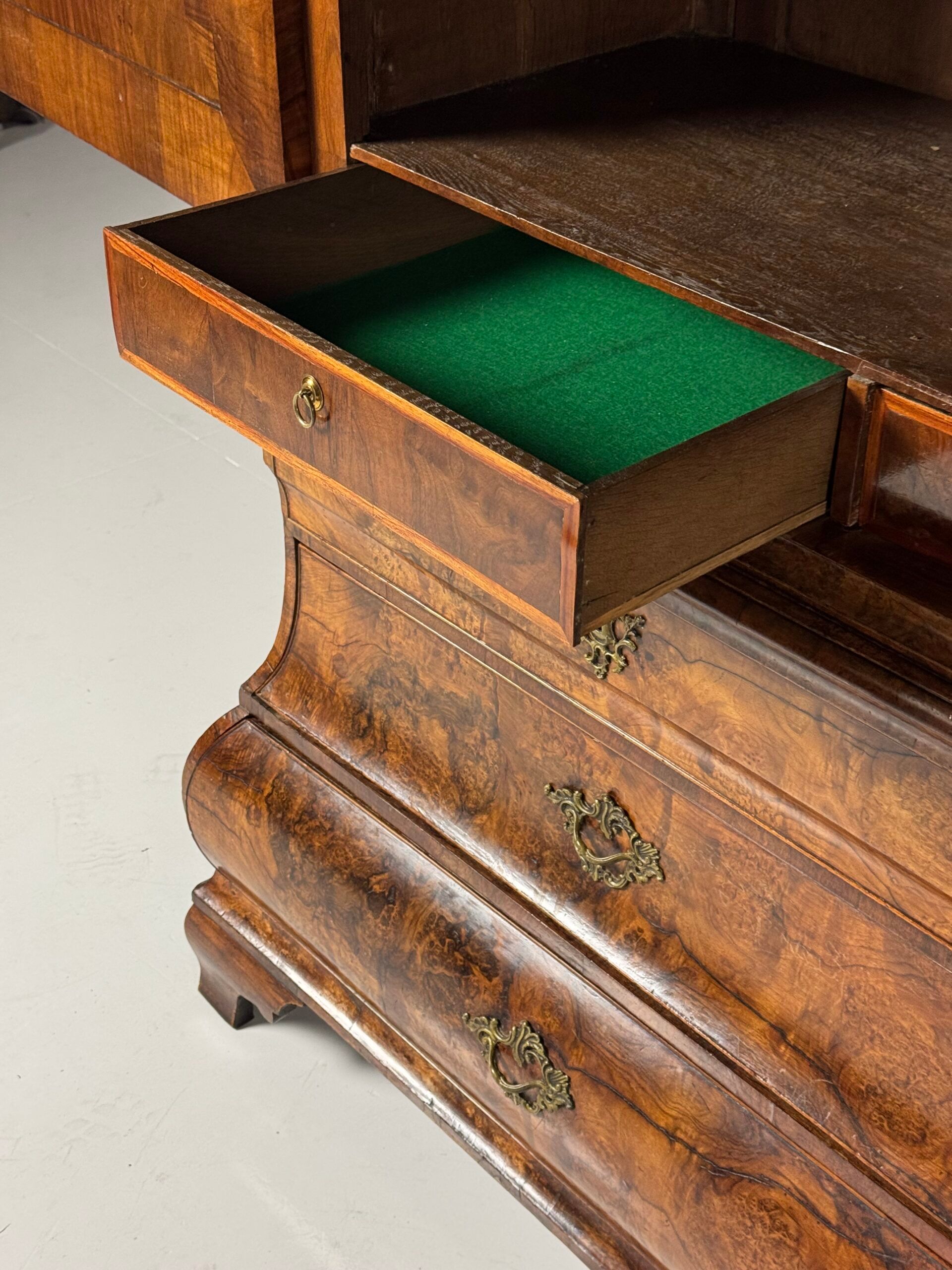 Dutch burr walnut cabinet ca. 1740